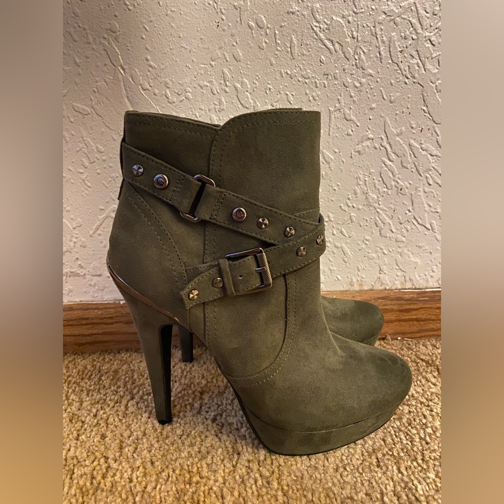 Selling these green GUESS heels